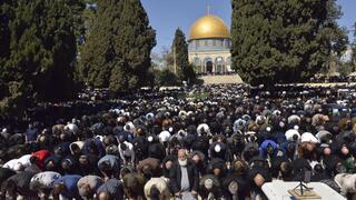 آلاف المصلين يؤدون صلاة الجمعة الأولى من رمضان في المسجد الأقصى وسط قيود