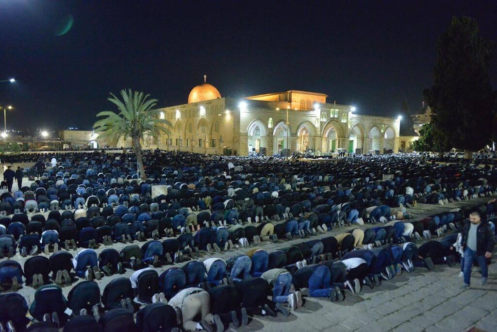 100 ألف مصل يحيون صلاتي العشاء والتراويح في المسجد الأقصى