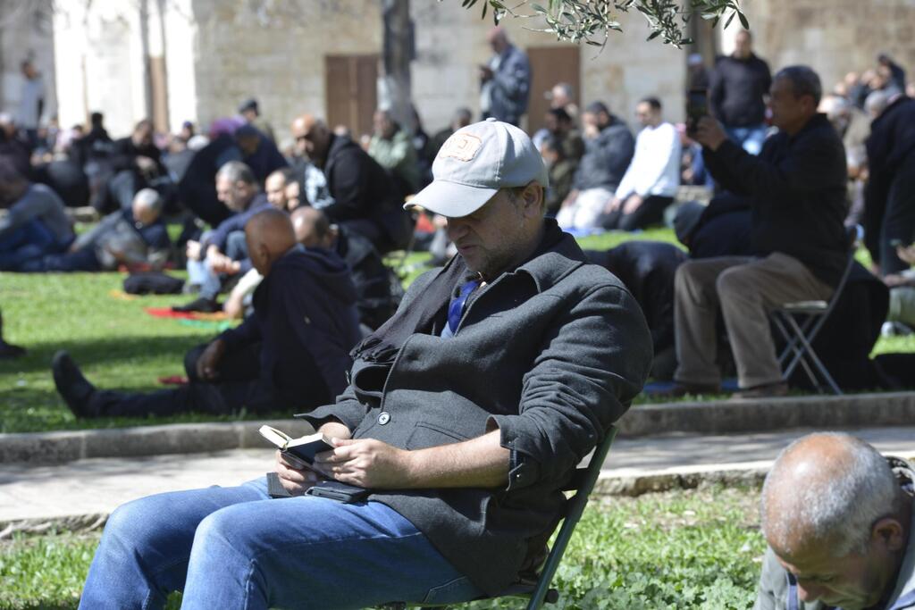 آلاف المصلين يؤدون صلاة الجمعة الأولى من رمضان في المسجد الأقصى وسط قيود