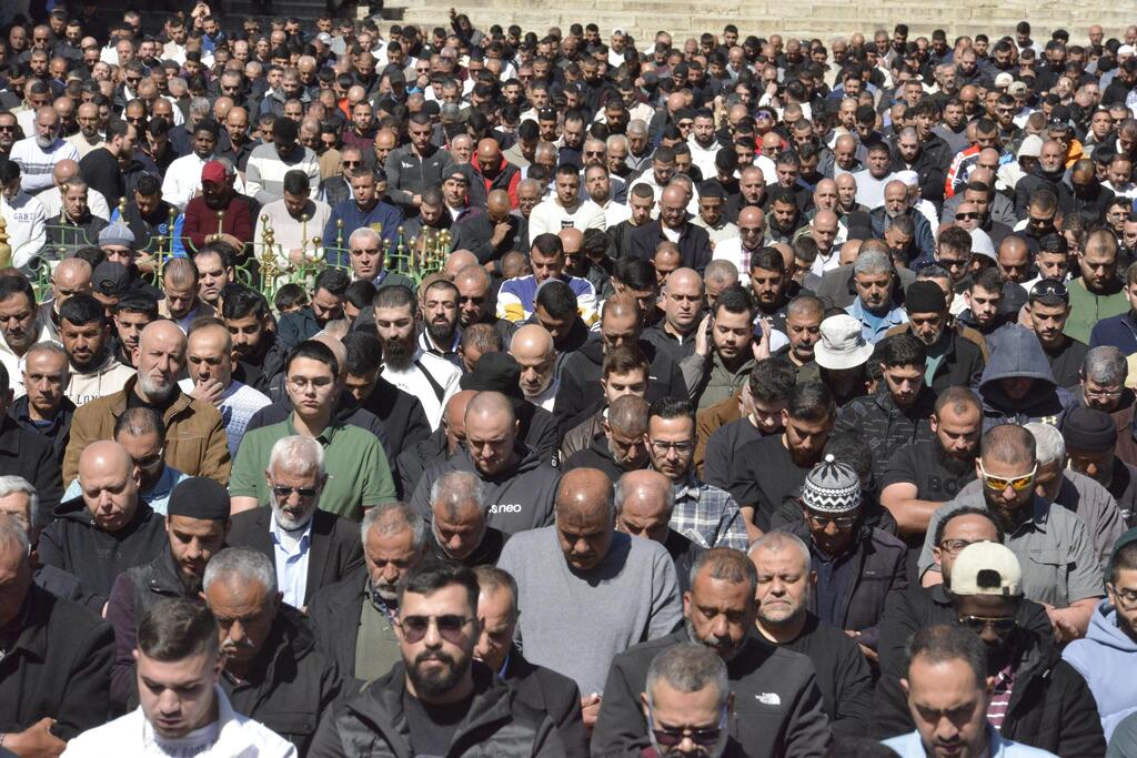 آلاف المصلين يؤدون صلاة الجمعة الأولى من رمضان في المسجد الأقصى وسط قيود