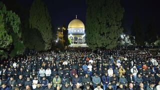 100 ألف مصل يحيون صلاتي العشاء والتراويح في المسجد الأقصى