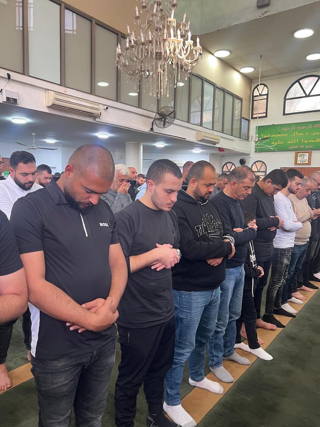 باقة الغربية تفيض نورًا في أولى صلاة الجمعة في رمضان (راديو الناس) باقة الغربية تفيض نورًا في أولى صلاة الجمعة في رمضان