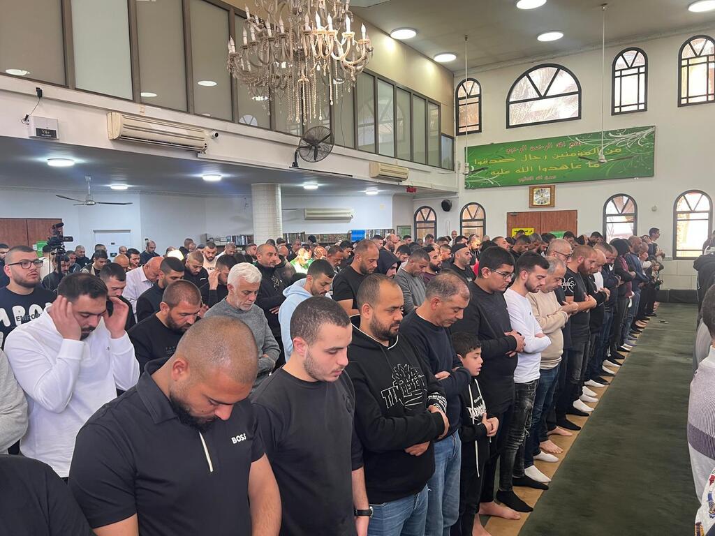 باقة الغربية تفيض نورًا في أولى صلاة الجمعة في رمضان (راديو الناس) باقة الغربية تفيض نورًا في أولى صلاة الجمعة في رمضان