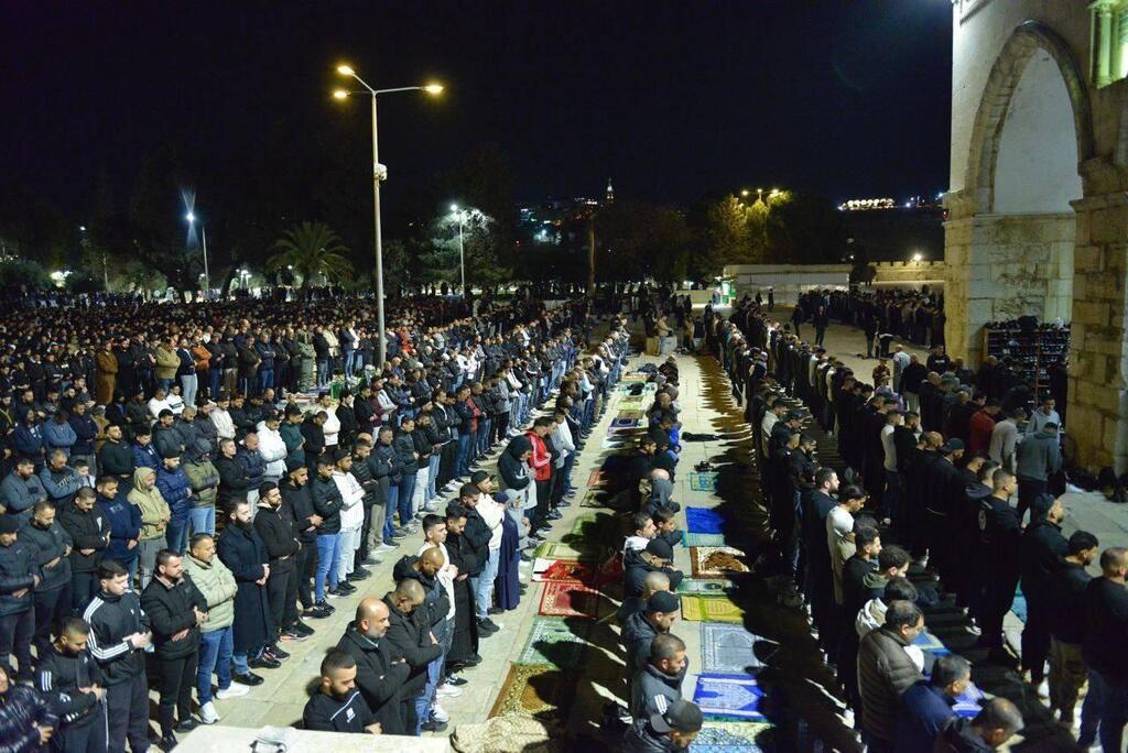 100 ألف مصل يحيون صلاتي العشاء والتراويح في المسجد الأقصى