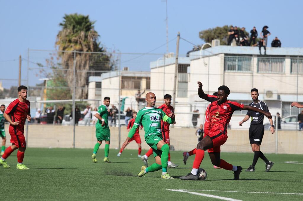 أخاء الناصرة يُحكم قبضته على الصدارة بثلاثية في باقة