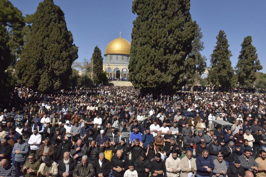 آلاف المصلين يؤدون صلاة الجمعة الأولى من رمضان في المسجد الأقصى وسط قيود