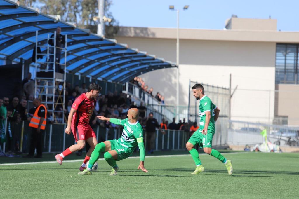 أخاء الناصرة يُحكم قبضته على الصدارة بثلاثية في باقة