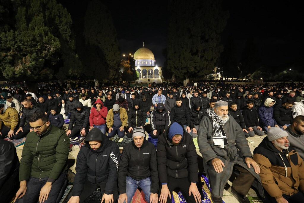 60 ألف مصلٍ يؤدون صلاتي العشاء والتراويح في المسجد الأقصى