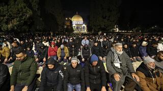 60 ألف مصلٍ يؤدون صلاتي العشاء والتراويح في المسجد الأقصى