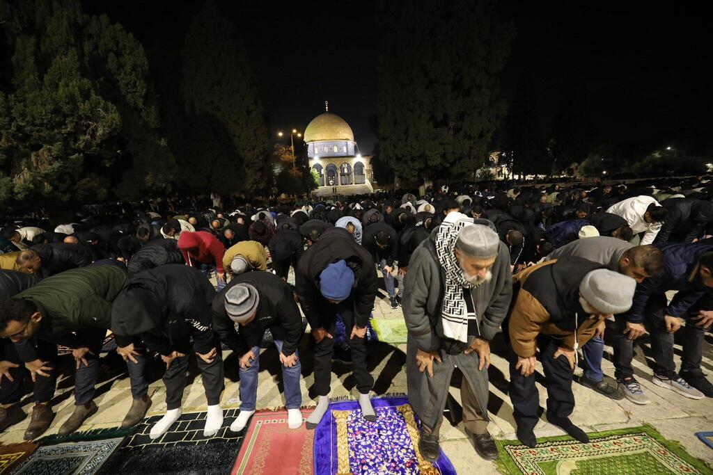 60 ألف مصلٍ يؤدون صلاتي العشاء والتراويح في المسجد الأقصى