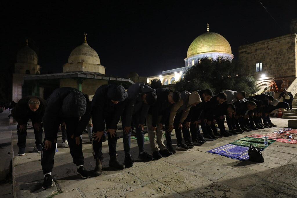 60 ألف مصلٍ يؤدون صلاتي العشاء والتراويح في المسجد الأقصى