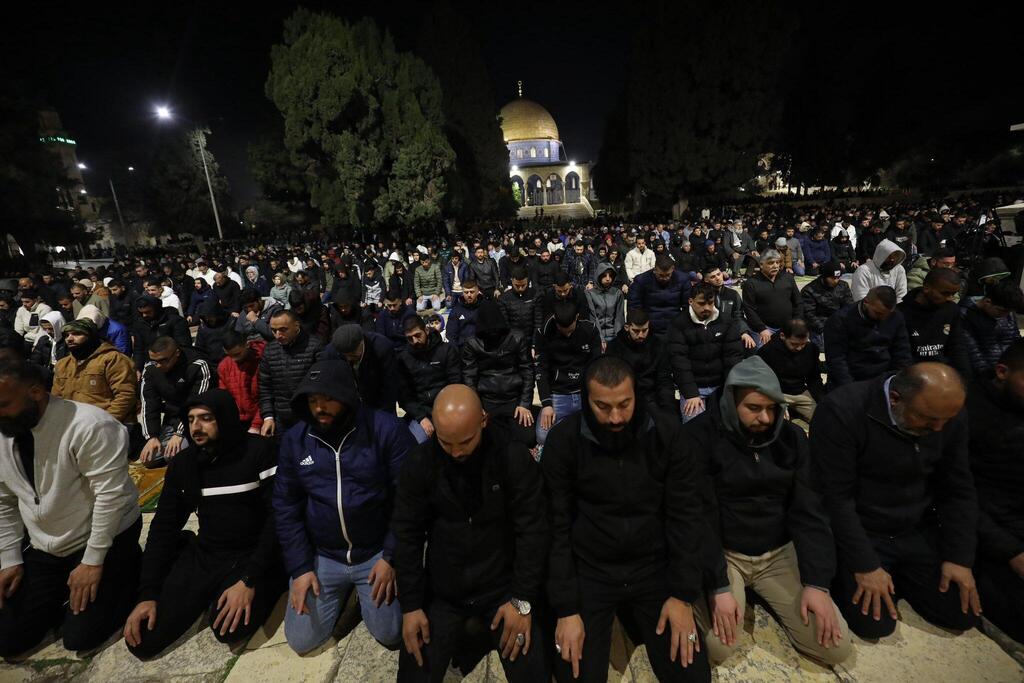 60 ألف مصلٍ يؤدون صلاتي العشاء والتراويح في المسجد الأقصى