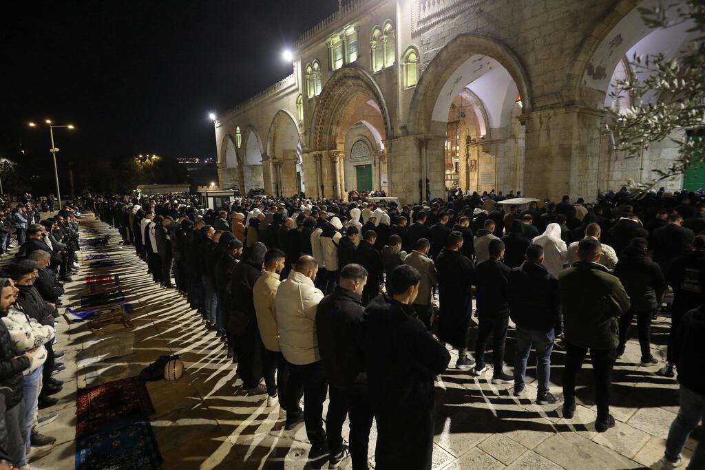 60 ألف مصلٍ يؤدون صلاتي العشاء والتراويح في المسجد الأقصى