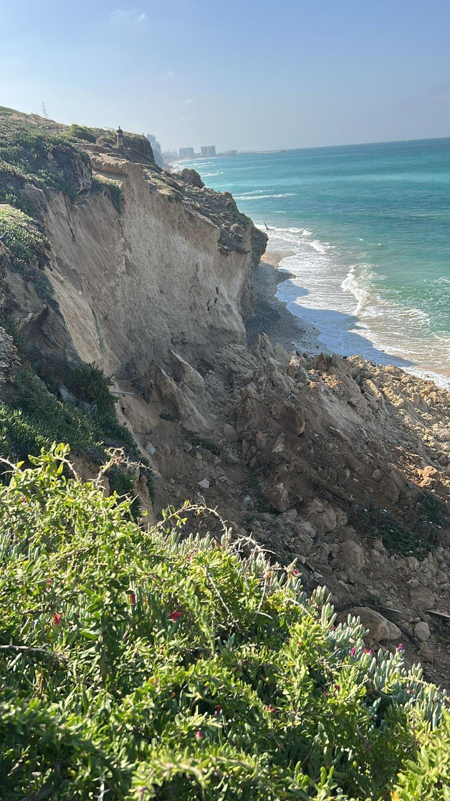 سلطة الطبيعة: انهيار جزء من الجرف قرب شاطئ في هرتسليا