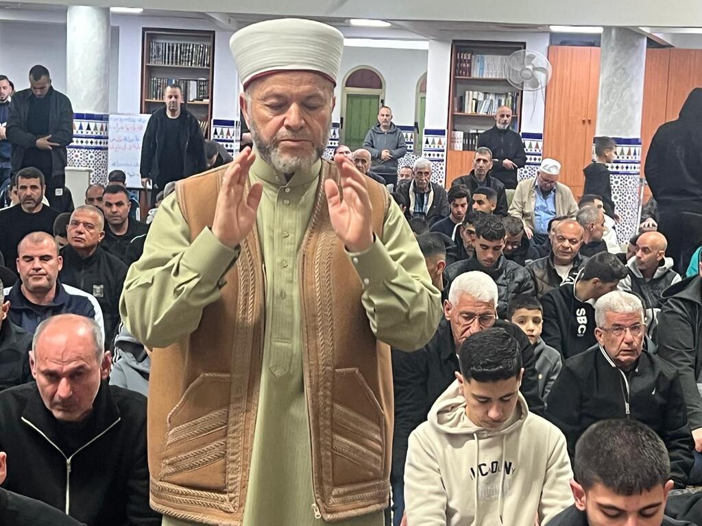 مئات المصلين يحيون ليالي التراويح في مسجد أبو بكر الصديق (تصوير راديو الناس) مئات المصلين يحيون ليالي التراويح في مسجد أبو بكر الصديق