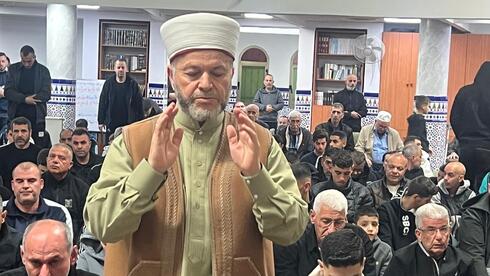 مئات المصلين يحيون ليالي التراويح في مسجد أبو بكر الصديق