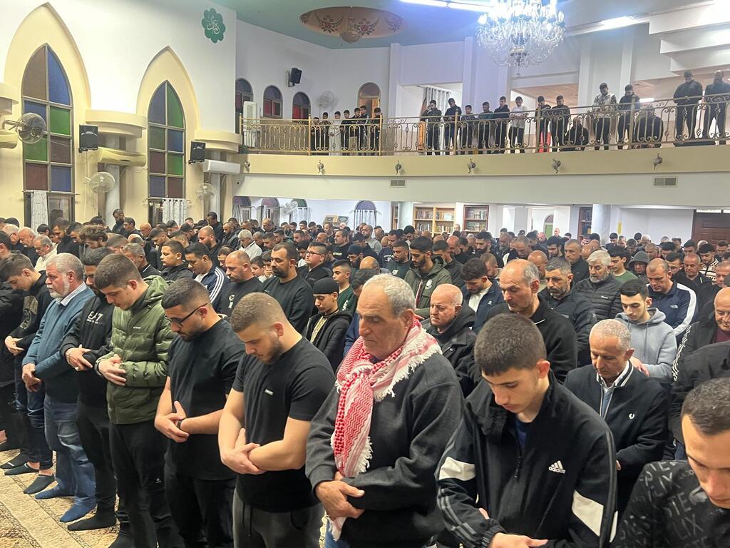 مئات المصلين يحيون ليالي التراويح في مسجد أبو بكر الصديق (تصوير راديو الناس) مئات المصلين يحيون ليالي التراويح في مسجد أبو بكر الصديق