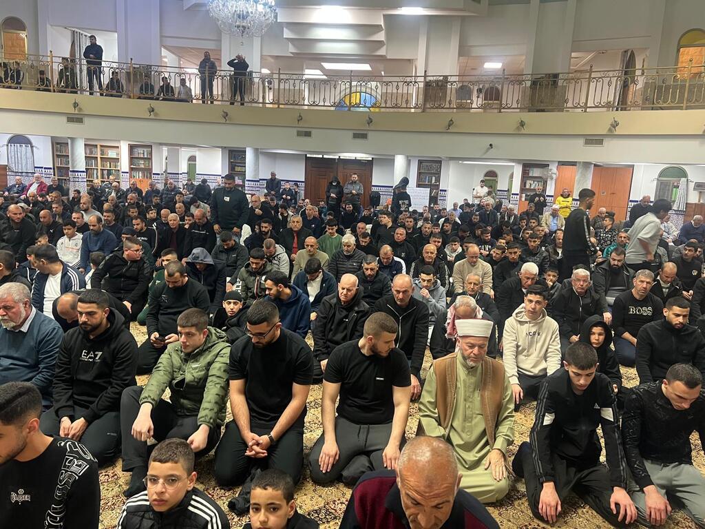 مئات المصلين يحيون ليالي التراويح في مسجد أبو بكر الصديق (تصوير راديو الناس) مئات المصلين يحيون ليالي التراويح في مسجد أبو بكر الصديق