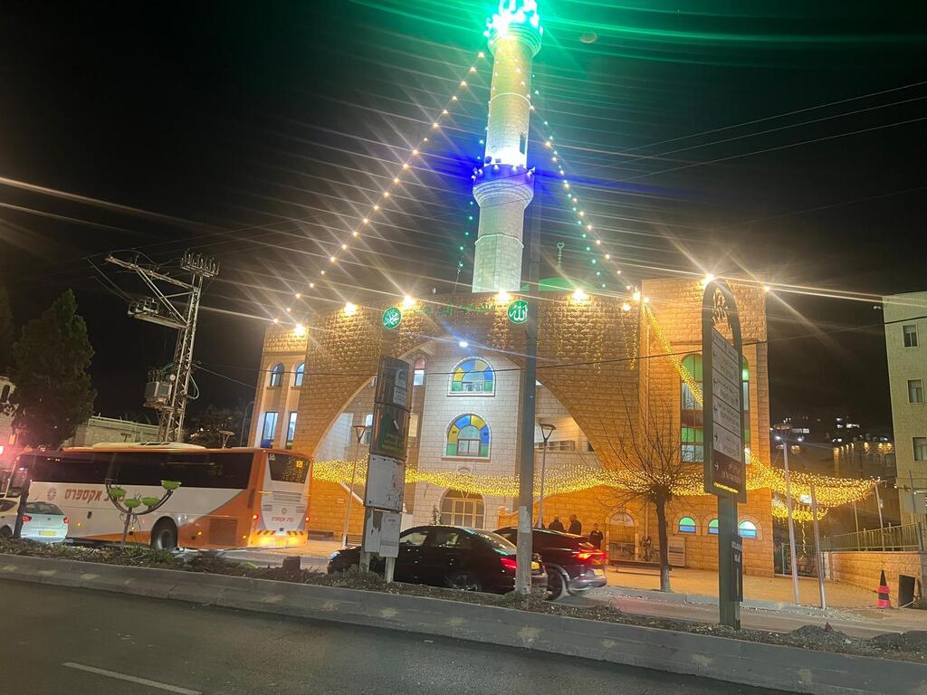 مئات المصلين يحيون ليالي التراويح في مسجد أبو بكر الصديق (تصوير راديو الناس) مئات المصلين يحيون ليالي التراويح في مسجد أبو بكر الصديق