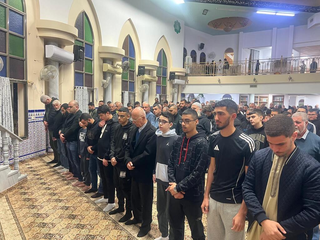 مئات المصلين يحيون ليالي التراويح في مسجد أبو بكر الصديق (تصوير راديو الناس) مئات المصلين يحيون ليالي التراويح في مسجد أبو بكر الصديق