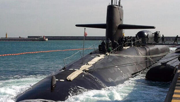 غواصة أميركية تكشف موقعها وتصعد فوق سطح البحر