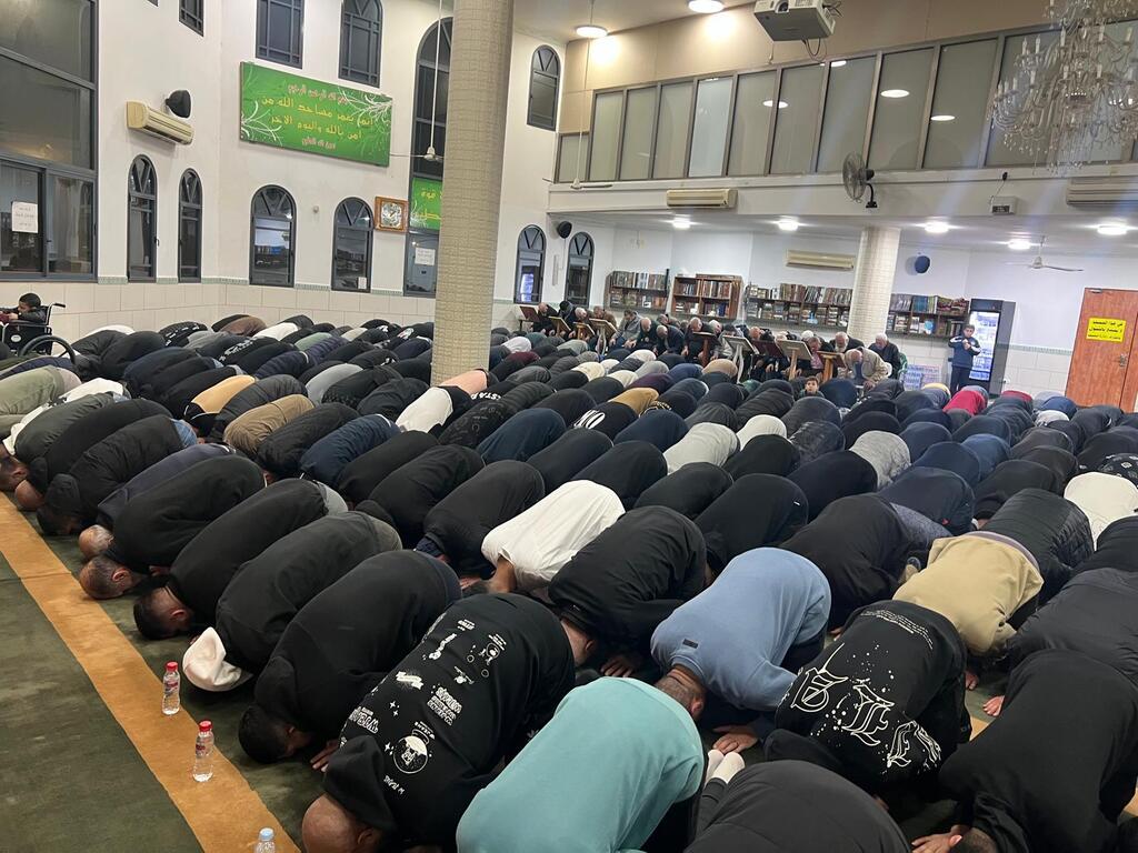 صلاة التراويح ليلة السادس من رمضان في مسجد النور بباقة الغربية (تصوير راديو الناس) صلاة التراويح ليلة السادس من رمضان في مسجد النور بباقة الغربية