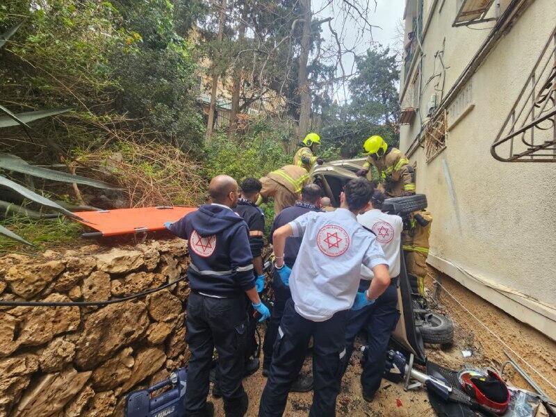 سقوط سيارة في حيفا