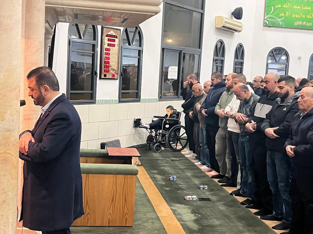 صلاة التراويح ليلة السادس من رمضان في مسجد النور بباقة الغربية (تصوير راديو الناس) صلاة التراويح ليلة السادس من رمضان في مسجد النور بباقة الغربية