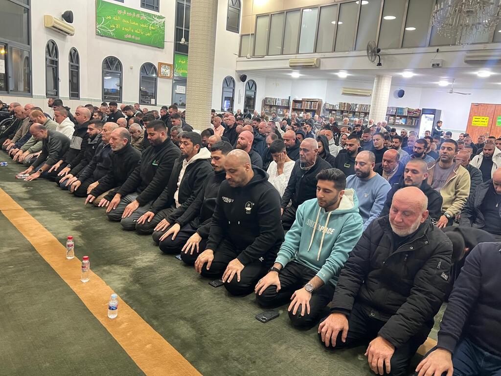 صلاة التراويح ليلة السادس من رمضان في مسجد النور بباقة الغربية (تصوير راديو الناس) صلاة التراويح ليلة السادس من رمضان في مسجد النور بباقة الغربية