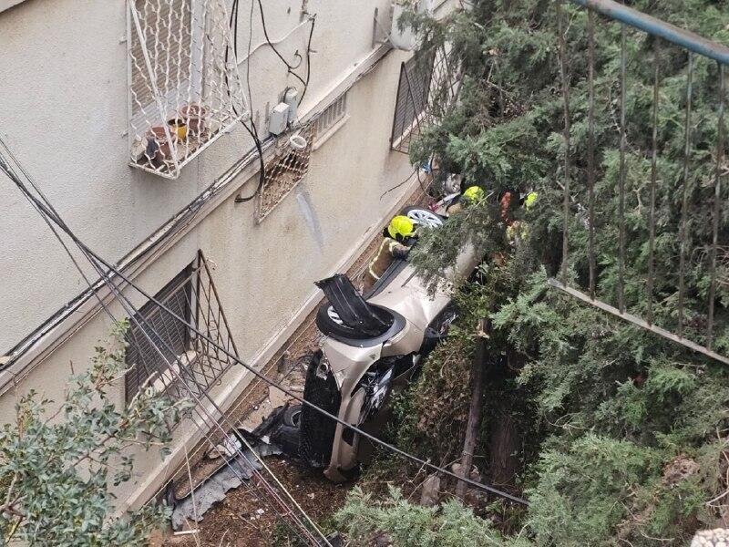 سقوط سيارة في حيفا