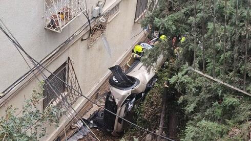 سقوط سيارة في حيفا