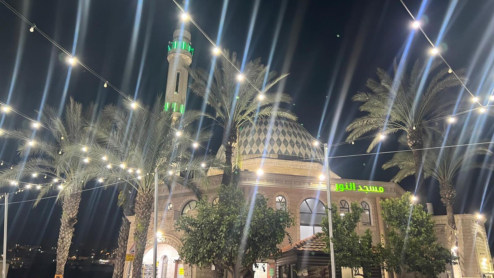 صلاة التراويح ليلة السادس من رمضان في مسجد النور بباقة الغربية (تصوير راديو الناس) 