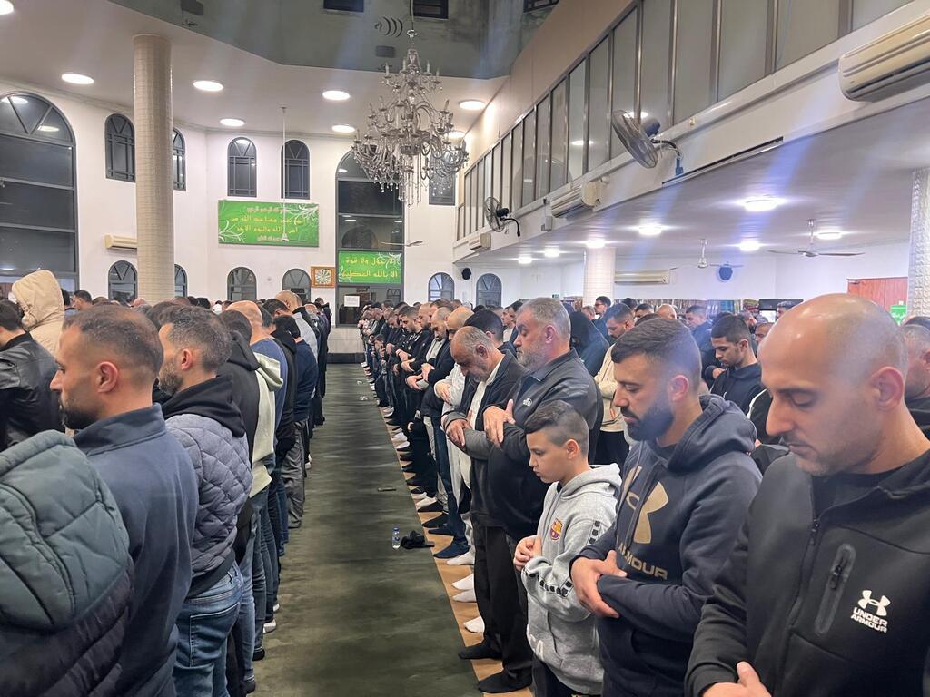 صلاة التراويح ليلة السادس من رمضان في مسجد النور بباقة الغربية (تصوير راديو الناس) صلاة التراويح ليلة السادس من رمضان في مسجد النور بباقة الغربية