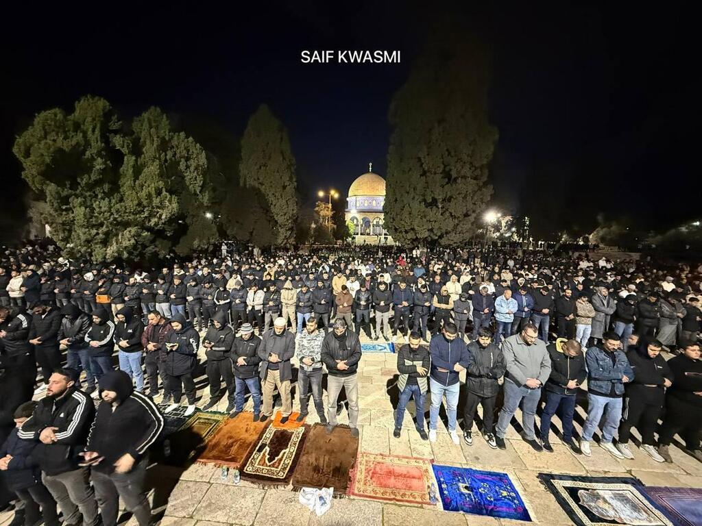 الأوقاف الإسلامية في القدس: أكثر من 50 الف مصلّ أدّوا صلاتي العشاء والتراويح في المسجد الأقصى المبارك