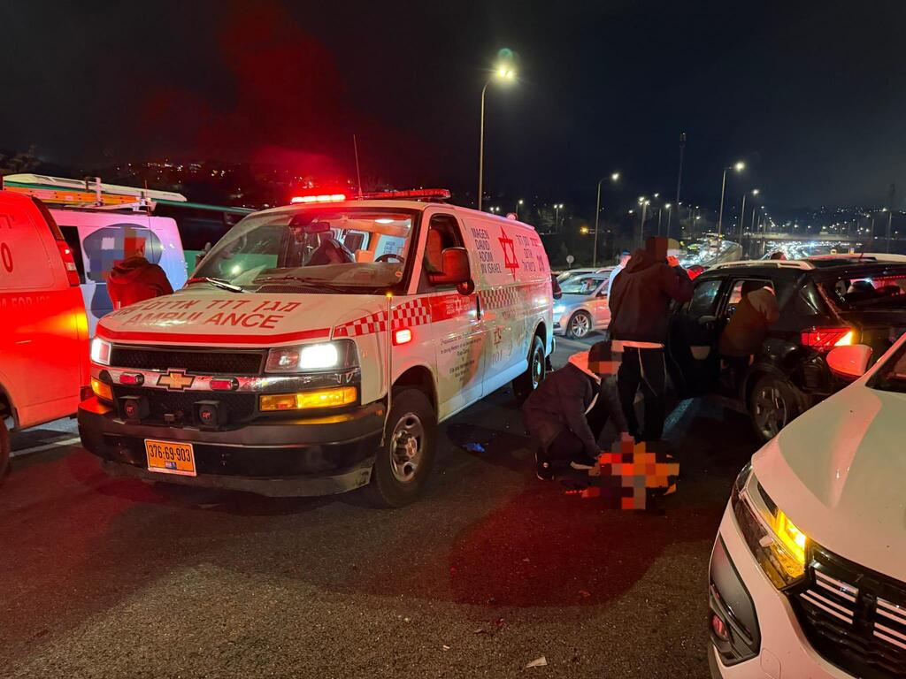 حادث طرق بين عدة مركبات على شارع 1 قرب مفترق حمد