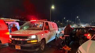 حادث طرق بين عدة مركبات على شارع 1 قرب مفترق حمد