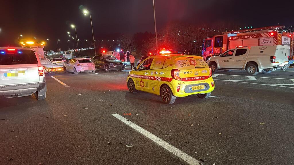 حادث طرق بين عدة مركبات على شارع 1 قرب مفترق حمد