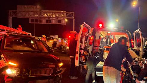 حادث طرق بين عدة مركبات على شارع 1 قرب مفترق حمد