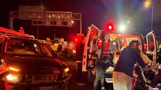 حادث طرق بين عدة مركبات على شارع 1 قرب مفترق حمد