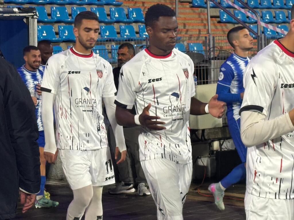 كفرقاسم يخطف نقطة ثمينة من كريات يام في عكا ويُبقي آماله قائمة بعد تعادل 1-1 