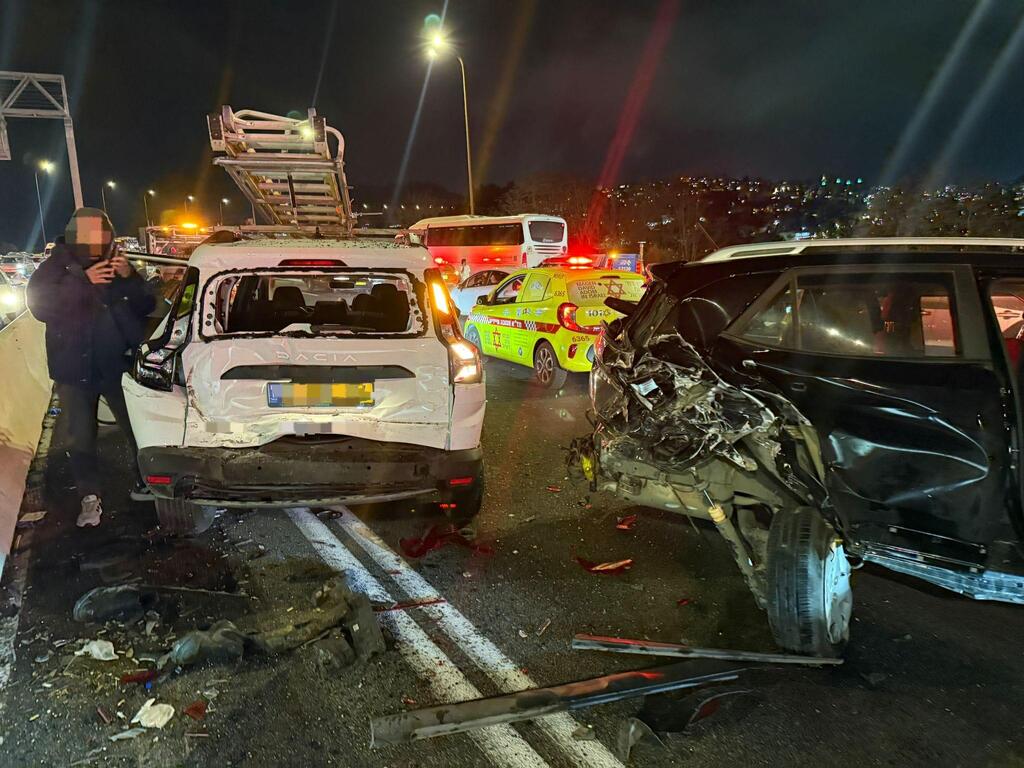 إصابتان خطيرتان في حادث طرق متعدد المركبات على شارع 1