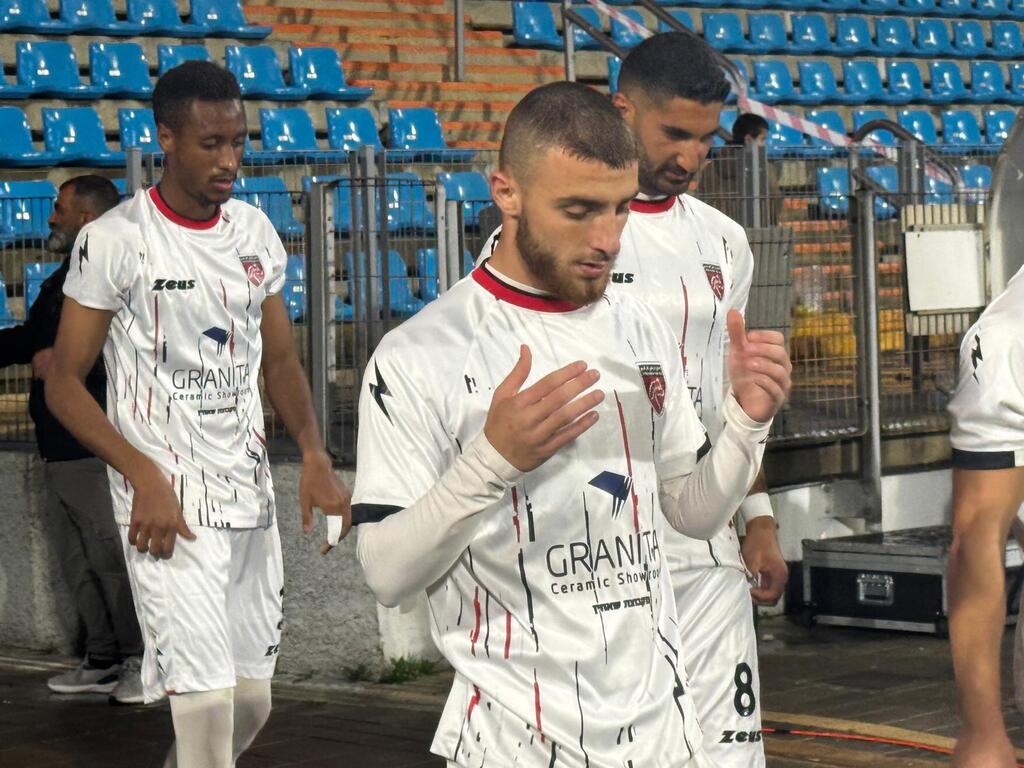 كفرقاسم يخطف نقطة ثمينة من كريات يام في عكا ويُبقي آماله قائمة بعد تعادل 1-1 (راديو الناس) كفرقاسم يخطف نقطة ثمينة من كريات يام في عكا ويُبقي آماله قائمة بعد تعادل 1-1