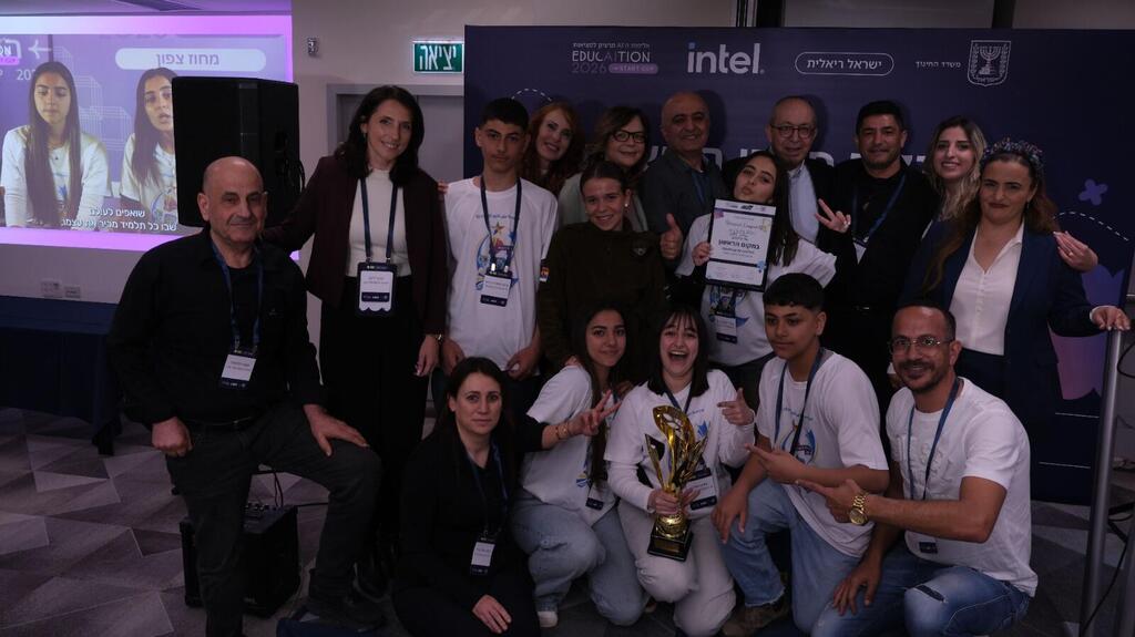 منح جائزة الابتكار في مجالات STEM للفرق التعليمية ، والإعلان عن الفائزين في بطولة Start Cup AI