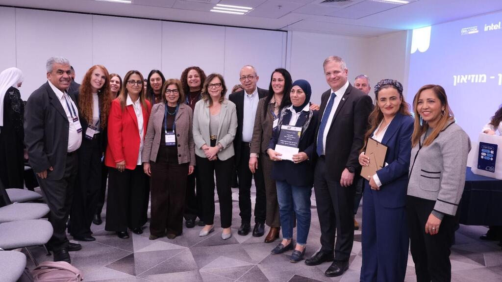 منح جائزة الابتكار في مجالات STEM للفرق التعليمية ، والإعلان عن الفائزين في بطولة Start Cup AI