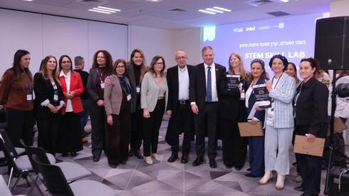 منح جائزة الابتكار في مجالات STEM للفرق التعليمية ، والإعلان عن الفائزين في بطولة Start Cup AI