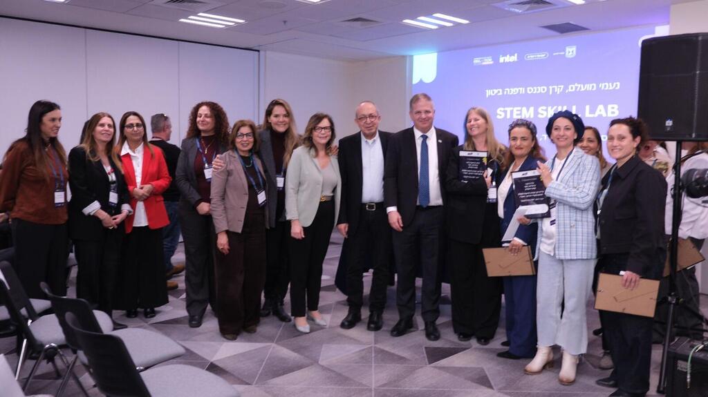 منح جائزة الابتكار في مجالات STEM للفرق التعليمية ، والإعلان عن الفائزين في بطولة Start Cup AI