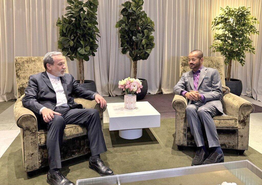 من لقاء وزيري خارجية إيران وعُمان في جنيف (وزارة الخارجية الإيرانية) من لقاء وزيري خارجية إيران وعُمان في جنيف