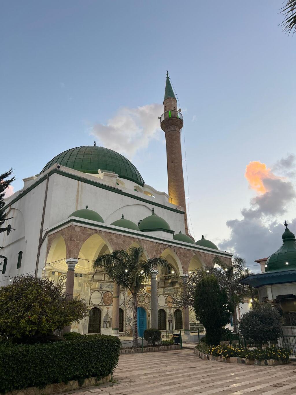 عكّا تتلألأ بأنوار رمضان: أجواء إيمانية مهيبة في مسجد الجزار 