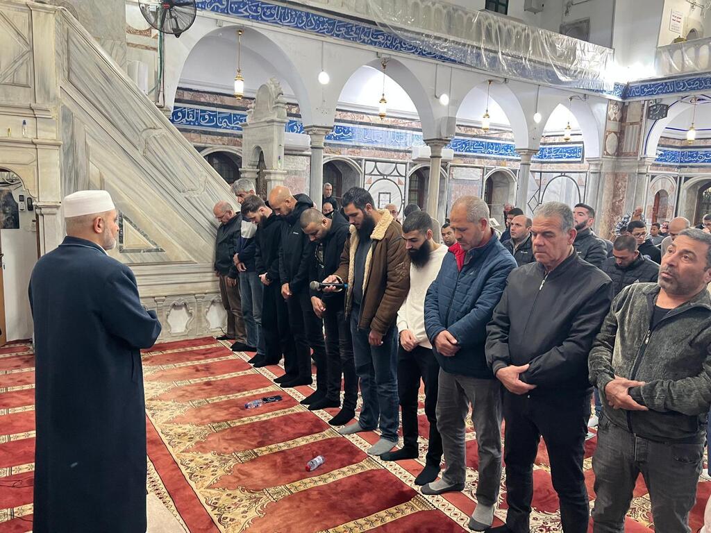 عكّا تتلألأ بأنوار رمضان: أجواء إيمانية مهيبة في مسجد الجزار 