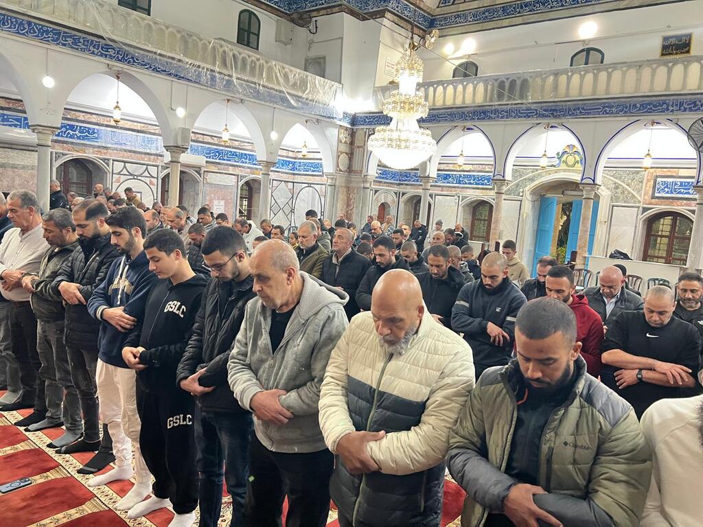 عكّا تتلألأ بأنوار رمضان: أجواء إيمانية مهيبة في مسجد الجزار 